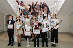 Пятнадцать одаренных детей будут получать именные стипендии