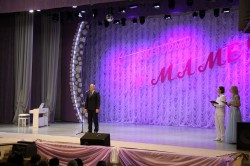 Игорь Батлуков поздравил волгодончанок с Днём матери