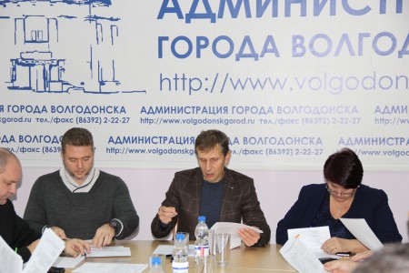 На заседании комиссии по ЖКХ депутаты рассмотрели вопрос капитального ремонта лифтов