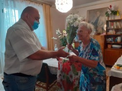 Депутат Георгий Ковалевский поздравил с 95-летним юбилеем жительницу округа № 4