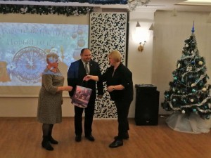 Депутат округа № 4 поздравил с наступающими праздниками актив микрорайона
