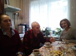 В 22-ом округе труженика тыла поздравили с юбилеем