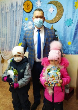   Округ №5  выдача подарков.   