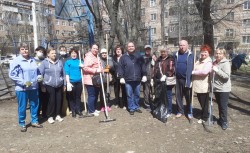 В округе № 4 депутат вместе с жителями провели весенний субботник 