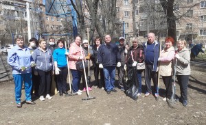 В округе № 4 депутат вместе с жителями провели весенний субботник 