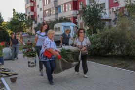 Депутаты и их помощники провели субботник возле памятника жертвам теракта