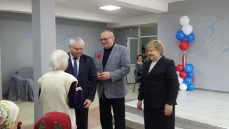Волгодонские депутаты вручили юбилейные медали ветеранам