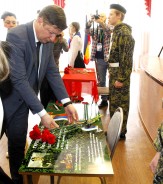 Памяти героев: в средней школе №11 установили именные парты в честь  погибших на Донбассе выпускников