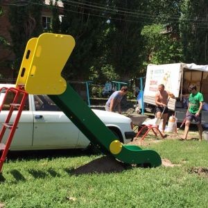 В первом микрорайоне устанавливают детские площадки