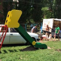 В первом микрорайоне устанавливают детские площадки