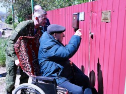 На домах волгодонских фронтовиков разместили именные таблички
