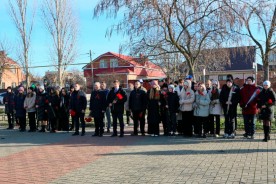 В День неизвестного солдата депутаты возложили цветы к братским могилам
