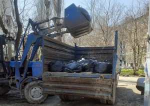 В округе № 4 депутат вместе с жителями провели весенний субботник 