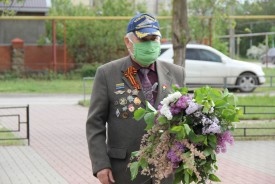 В Волгодонске возложили цветы к Стелле Победы и братским могилам