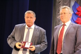 Людмила Ткаченко вручила знак “Почетный гражданин» Николаю Речкину