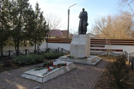 День неизвестного солдата: волгодонцы возложили цветы к братским могилам