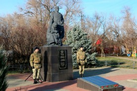 В День неизвестного солдата депутаты возложили цветы к братским могилам