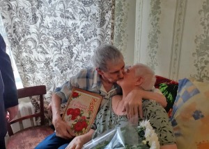 В округе № 4 поздравили семью Лысенко с бриллиантовой свадьбой