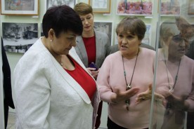 Людмила Ткаченко и депутаты посетили выставку «Вернисаж»
