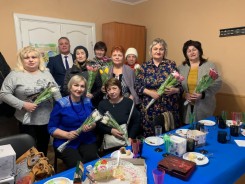 Для милых дам: депутат округа #17 поздравил жительниц округа