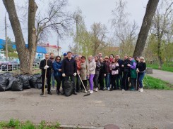Сотрудники Волгодонской городской Думы привели в порядок после зимы сквер «Юность» 