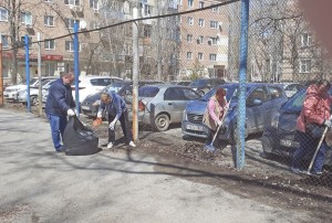 В округе № 4 депутат вместе с жителями провели весенний субботник 