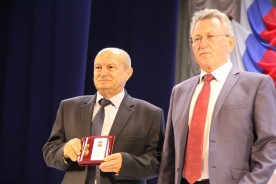 Людмила Ткаченко вручила знак “Почетный гражданин» Николаю Речкину