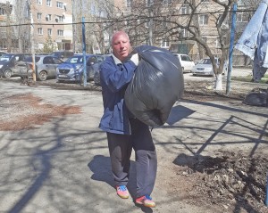 В округе № 4 депутат вместе с жителями провели весенний субботник 