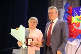 Людмила Ткаченко вручила знак “Почетный гражданин» Николаю Речкину