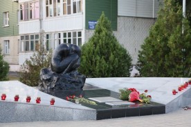 Председатель Волгодонской городской Думы-глава города и депутаты почтили память погибших 16 сентября