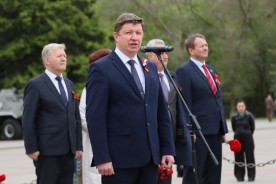 Волгодонские депутаты возложили цветы к мемориалам и памятникам в День Победы