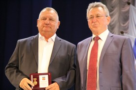 Людмила Ткаченко вручила знак “Почетный гражданин» Николаю Речкину