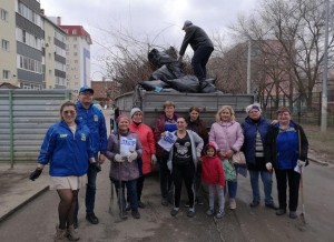 В округе №19 прошел субботник с участием сотрудников управляющей компании и депутата