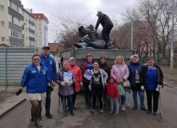 В округе №19 прошел субботник с участием сотрудников управляющей компании и депутата