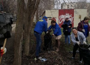 В округе №19 прошел субботник с участием сотрудников управляющей компании и депутата