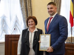 23ОКРУГ  Народному избраннику вручили мандат. 