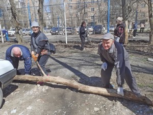 В округе № 4 депутат вместе с жителями провели весенний субботник 