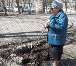 В округе № 4 депутат вместе с жителями провели весенний субботник 