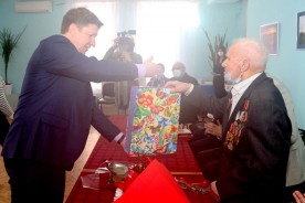 В округе №16 поздравили ветерана с вековым юбилеем