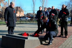 В День неизвестного солдата депутаты возложили цветы к братским могилам
