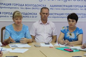 Сезонную торговлю в округах,  инфотур по Волгодонску и работу Школы «Доверие» обсудили помощники депутатов на своей планерке