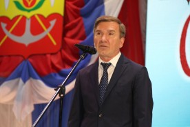 Людмила Ткаченко вручила знак “Почетный гражданин» Николаю Речкину