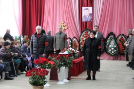 Сотни волгодонцев пришли проститься с Почётным гражданином Виктором Жуковым
