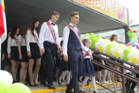 Председатель Волгодонской городской Думы – глава города и депутаты посетили Последние звонки в школах