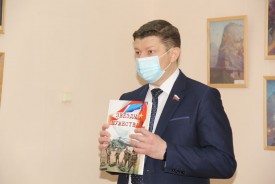 Сергей Ладанов передал ученикам «Политэка» книгу от Героя России