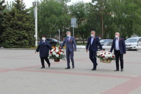 В Волгодонске возложили цветы к Стелле Победы и братским могилам