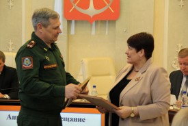 На аппаратном совещании в Администрации поздравили сразу двух юбиляров