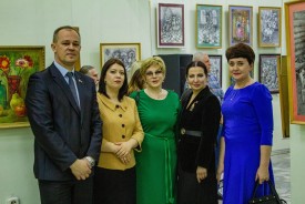 Игорь Батлуков поздравил Людмилу Лебедеву с открытием персональной выставки