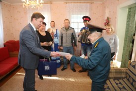 Сергей Ладанов поздравил участника Сталинградской битвы с 89-летием