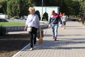 Депутаты и их помощники провели субботник возле памятника жертвам теракта
